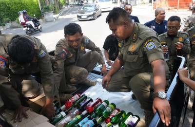 Satpol PP Kota Bandung Sita 134 Botol Minuman Beralkohol dan 1.303 Obat Ilegal
