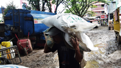 Cara Umar Memanggul di Jalan Sunyi