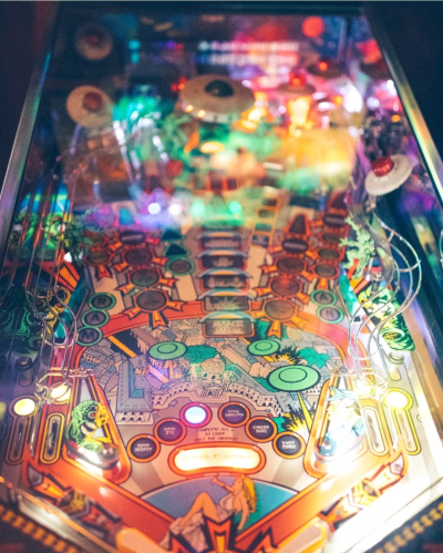 “The History and Evolution of Ding Dong Games: From Pinball Machines to Electronic Arcades”