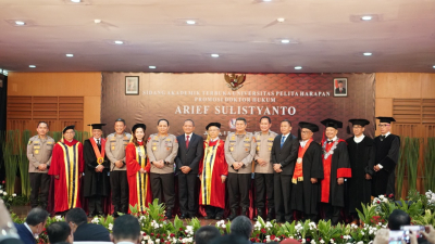 Raih Predikat Summa Cumlaude, Komjen Pol Arief Sulistyanto Lulus Doktor Hukum UPH - Vimarsana News