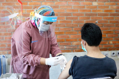 Bantu Pelanggan Lengkapi Syarat Naik Kereta Api Jarak Jauh Kai