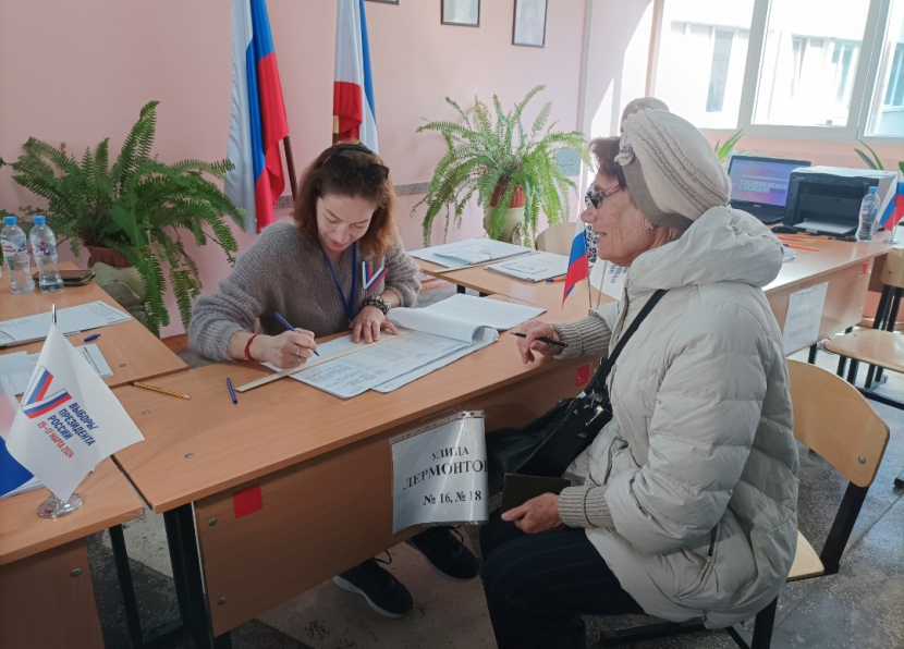 Seorang pemilih mendaftarkan diri di TPS no. 272 di Simferopol, Krimea, Jumat (15/3/2024). (Dok: Diplomasi Republika)