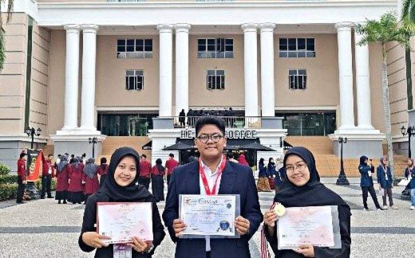 MahasiswaUnsoed meraih medali emas dan special award  di ajang World Invention Competition and Exhibition (WICE) 2022, di Malaysia.  