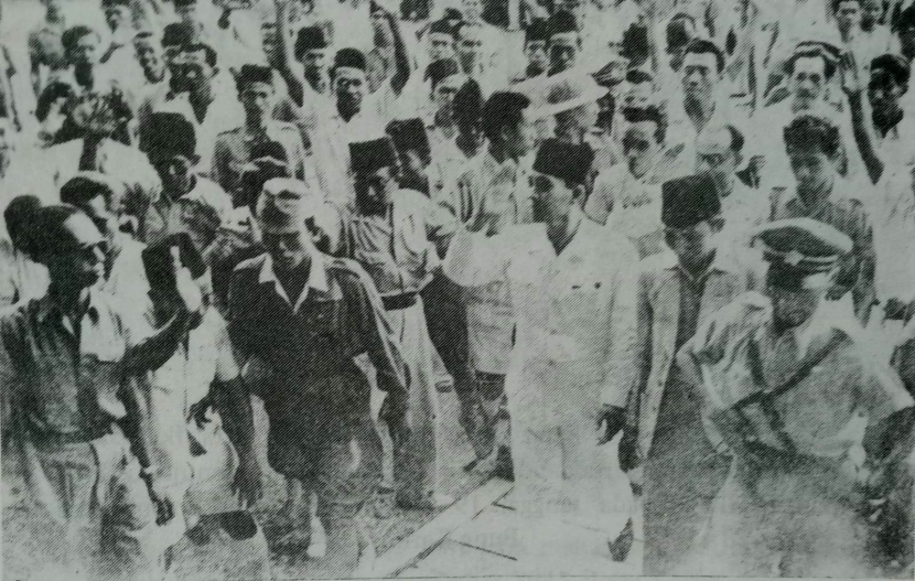 Diberlakukan mulai 1 September 1945, salam pekik merdeka dengan tangan terbuka dipraktikkan Presiden Sukarno pada 19 September 1945 ketika menuju Lapangan Ikada untuk menghadiri rapat raksana yang diadakn oleh para mahasiswa. Lima jari tangan terbuka menyimbolkan lima sila Pancasila (foto: repro buku mahasiswa '45 prapatan 10: pengabdiannya).