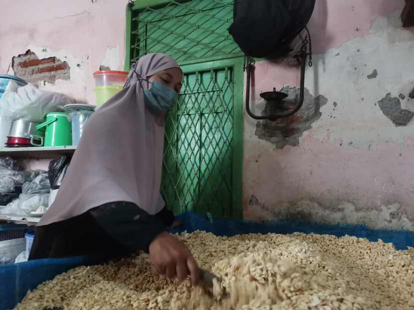 Perajin Tempe di Gresik, Aisyah saat mengaduk kedelai di Manalagi Group, Desa Klangonan, Kecamatan Kebomas Gresik (Foto: M Faiz) 