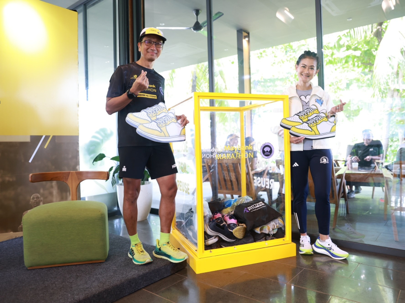  Pada Kick Off Road to Maybank Marathon 2024, Maybank Indonesia mendonasikan sepatu bekas layak pakai ke Cinta Kembali. Project Director Maybank Marathon Widya Permana (paling kiri) berfoto bersama Founder Cinta Kembali Amelia Ganeshanty (paling kanan). (Foto Dok)