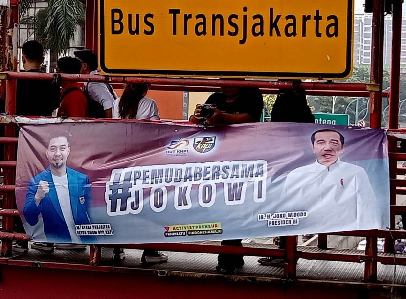 KNPI pun memasang sepanduk 'Pemuda Bersama Jokowi