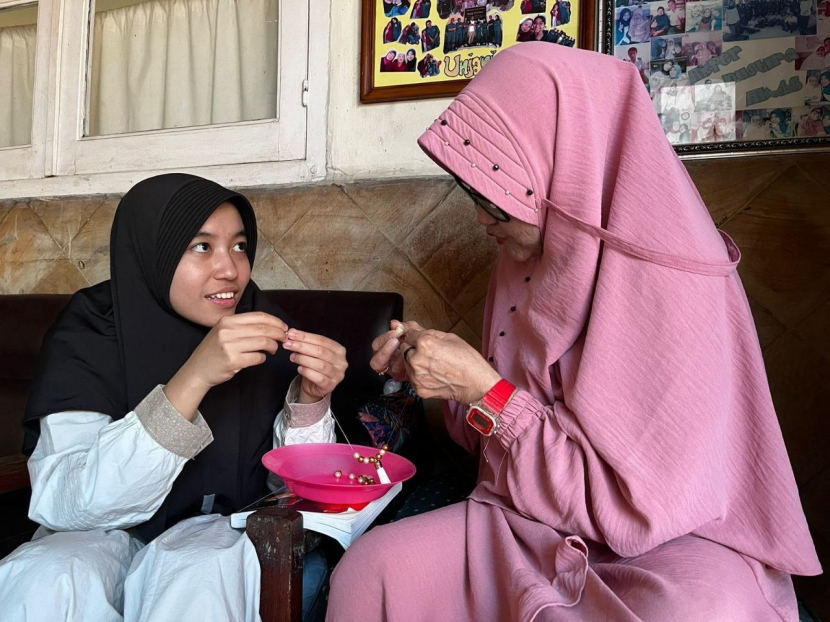 Siswi SMA Berasrama Darul Hikam meronce bersama nenek yang tinggal di Panti Wreda.