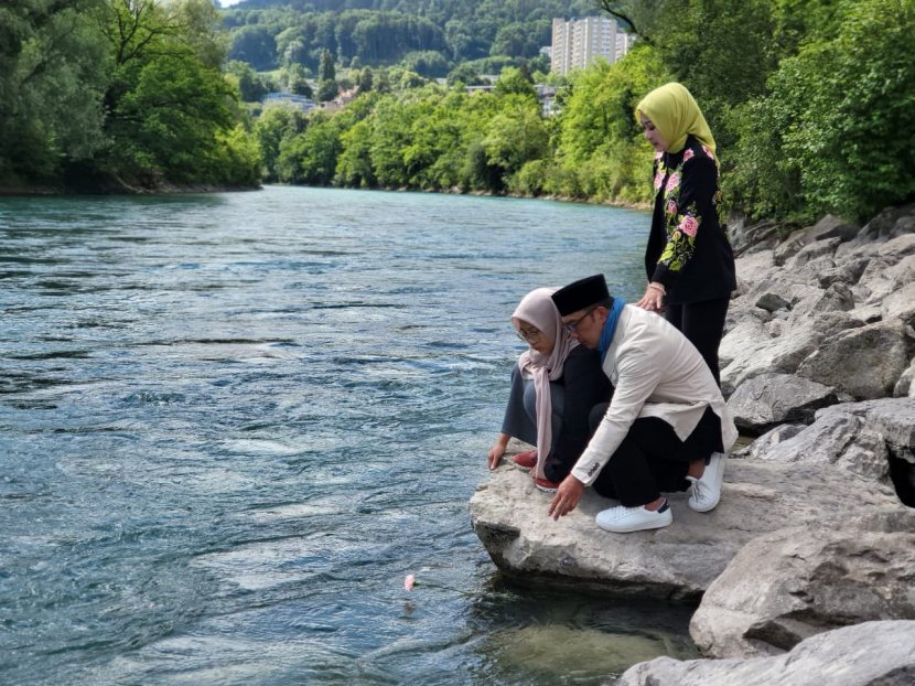 Ridwan Kamil, Atalia Praratya dan Zara berpamitan ke Emmeril Kahn Mummtadz atau Eril di Sungai Aare, Swiss dengan melemparkan sekuntum bunga