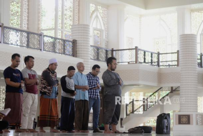 Umat Islam melaksanakan shalat dzuhur berjamaah di Masjid Agung Kota Bogor, Jawa Barat, Kamis (23/3/2023). Foto: Republika/Putra M. Akbar