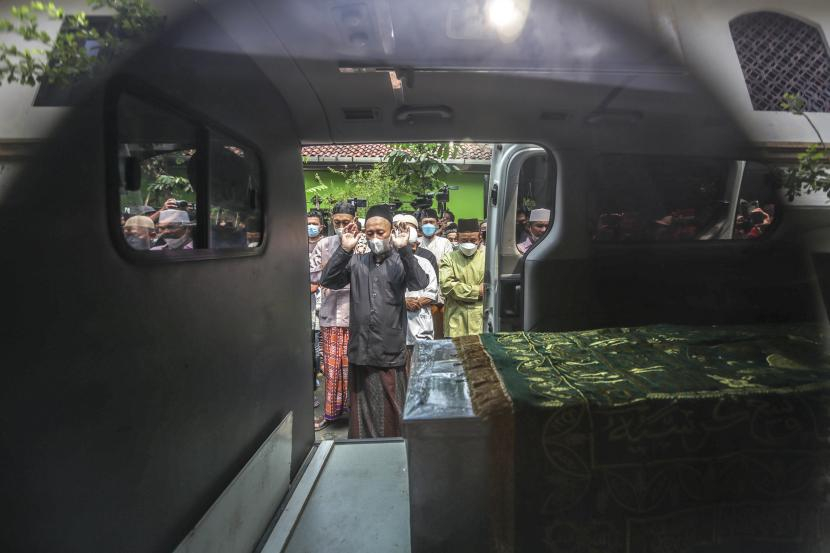 Jenazah Dorce Gamalama yang sudah di dalam ambulance dishalatkan. Dorce dishalatkan sebagai laki-laki. Foto: Republika/Antara