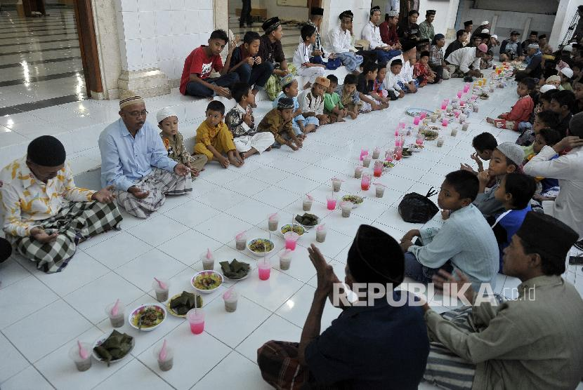 Buka puasa bersama sudah menjadi tradisi umat Islam Indonesia. Foto: Republika