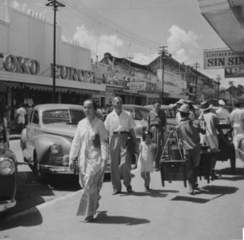 Suasana kaki lima di kawasan Pasar Baru 1950-an.