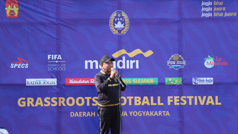 Wakil Ketua Umum PSSI Zainudin Amali memberi sambutan saat membuka Grassroots Football Festival di Lapangan Kenari, Yogyakarta, Sabtu (2/9/2023). Foto: pssi.org.