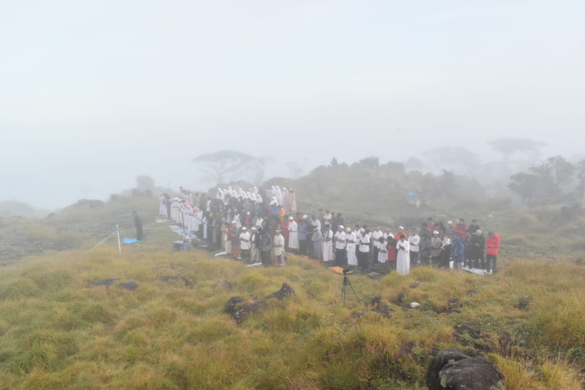 Masyarakat melaksanakan shalat Idul Adha di Gunung Bawakaraeng, Sulawesi Selatan, Kamis (29/6/2023) (Dokumentasi M Fadhly Kurniawan).