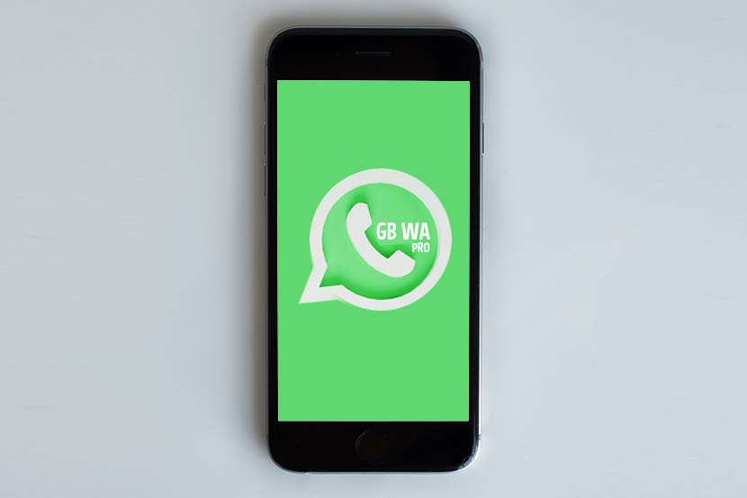 Logo GB Whatsapp APK di smartphone.