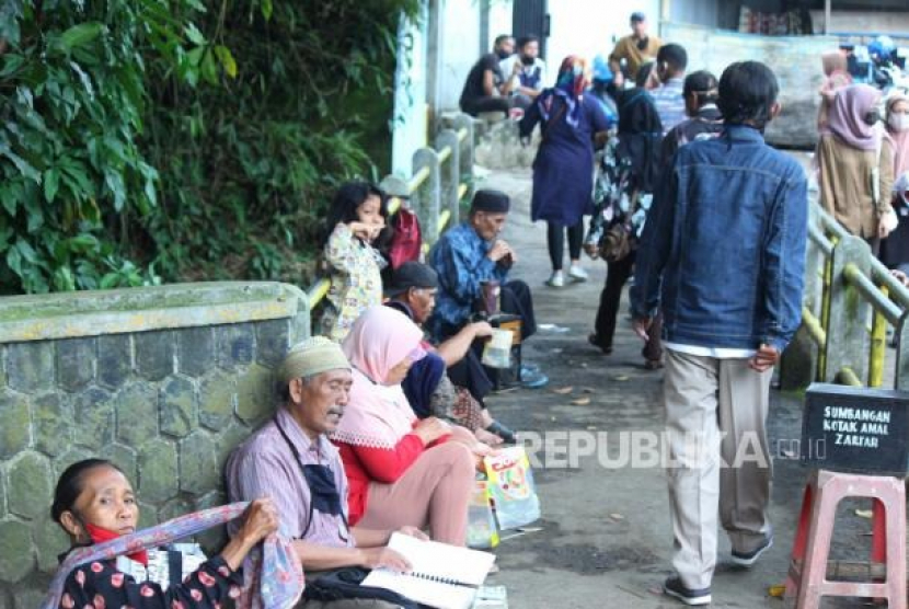 Pengemis berhadap sedekah dari dermawan. (Edi Yusuf/Republika)