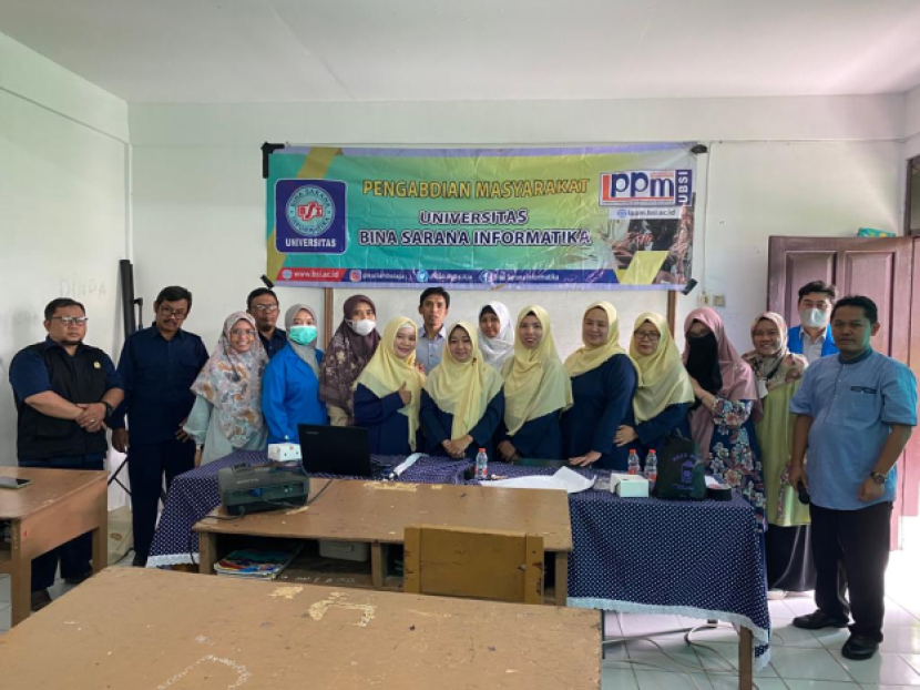 Dosen Universitas BSI berfoto bersama staf kantor Yayasan Al Muhajirin Bogor usai memberikan pelatihan penggunaan aplikasi Canva di Bogor, Jawa Barat, Sabtu (11/03/2023). Foto : dok