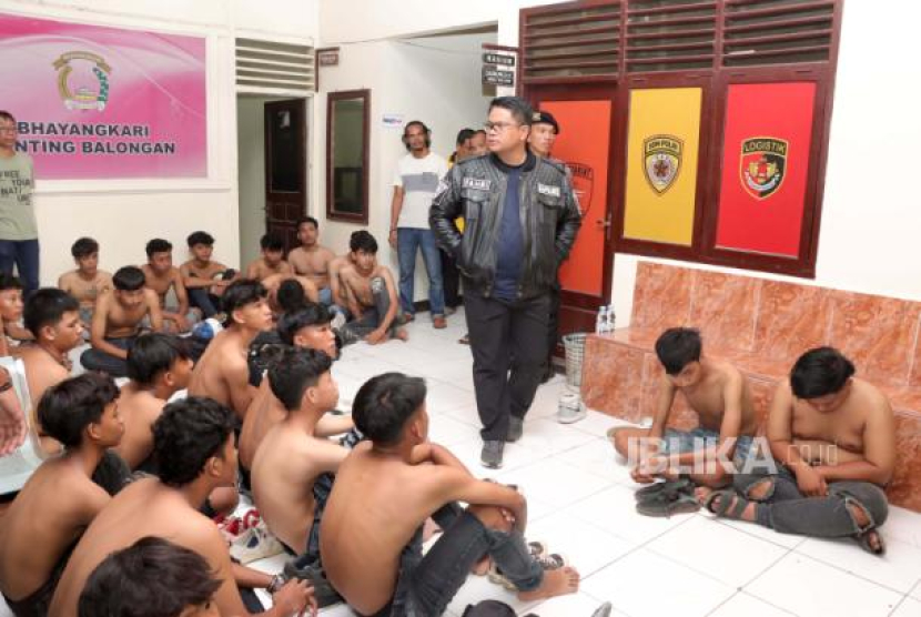 Polres Indramayu mengamankan 75 pelaku geng motor yang diduga akan terlibat dalam aksi tawuran, di Kecamatan Balongan, Kabupaten Indramayu, pada Rabu (17/1/2024) malam. - (Dok Humas Polres Indramayu)