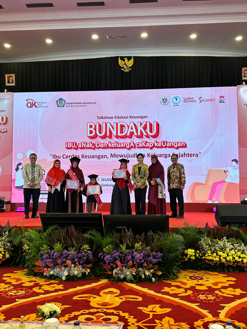 OJK dan Sakinah Finance adakan Wisuda SiCantikS dengan 100 lulusan dari 1.600. (Dok. Matapantura.republika.co.id/Sakinah Finance)