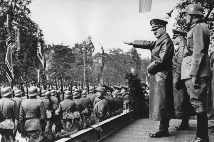 Adolf Hitler melepasn pasukan Jerman untuk menyerang Polandia. (wikimedia commons)