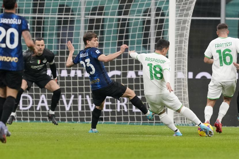 Giacomo Raspadori dari Sassuolo, kedua dari kanan, mencetak gol pembuka timnya ke gawang Inter Milan, Senin (21/2/2022). (FOTO : AP/Antonio Calanni)