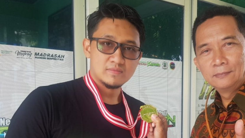 Faiz Affan, guru Seni Budaya MTsN 1 Pati, Jawa Tengah menjadi Winner Exhibition 2023 dalam International Online Art Competition 2022. Foto : kemenag