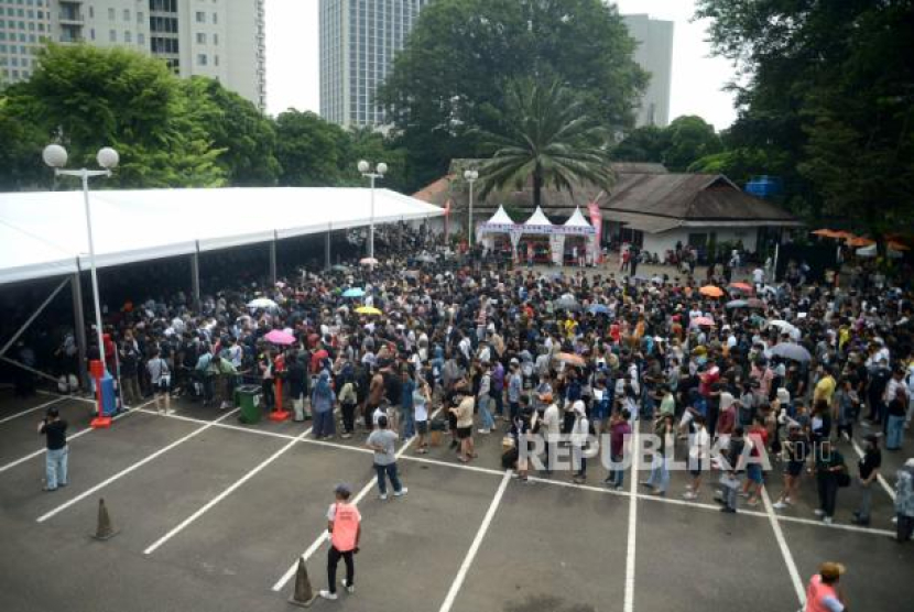 Sejumlah calon penonton FIFA Matchday antara Indonesia Vs Argentina mengantre untuk menukarkan tiket di Wisma Serbaguna GBK, Senayan, Jakarta, Sabtu (17/6/2023). Foto: Republika/Prayogi