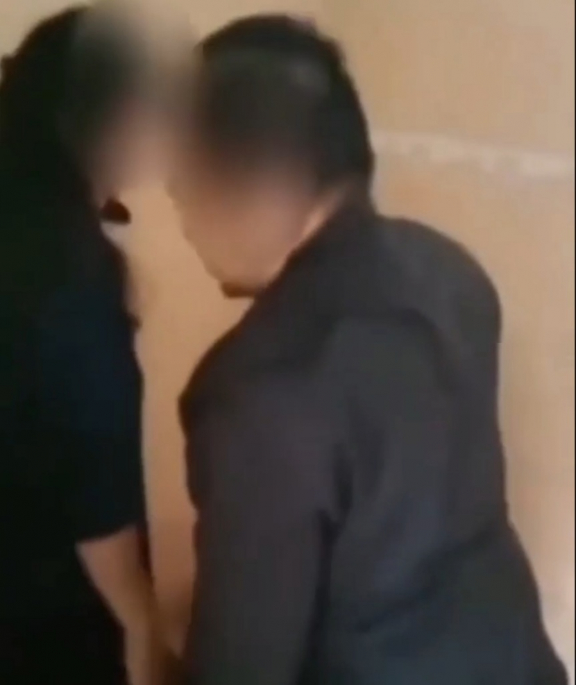 Viral Oknum Guru Berbuat Mesum dengan Wanita yang Bukan Mahram di Toilet - boyanesia.republika.co.id