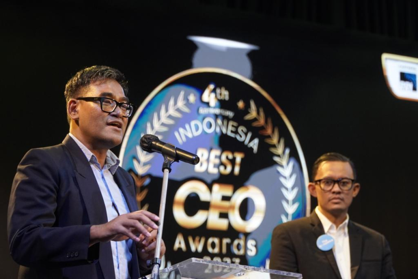 Presiden Direktur Pertamina Foundation Agus Mashud S. Asngari meraih penghargaan sebagai The Best CEO in Corporate Foundation dalam ajang Indonesia Best CEO Awards 2023. Pertamina Foundation Raih Lima Penghargaan di Bidang CSR di Awal 2023. Foto: Pertamina Foundation 