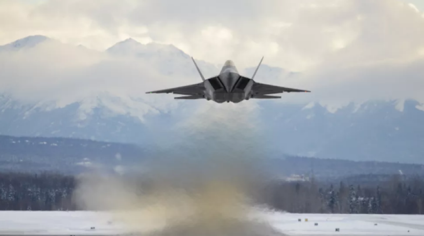 Sebuah jet tempur F-22 lepas landas dari pangkalan militer AS di Alaska. Militer menggunakan F-22 untuk menembak jatuh balon mata-mata Cina di Carolina Selatan pada 4 Februari. Gambar: Jamal Wilson