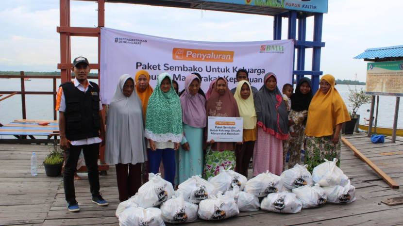 Laznas BMH menyakurkan 20 paket sembako untuk masyarakat Pulau Malahing, Kelurahan Guntung, Kecamatan Bontang Selatan, Kota Bontang, Selasa (18/10/2022). (Foto: Dok BMH)