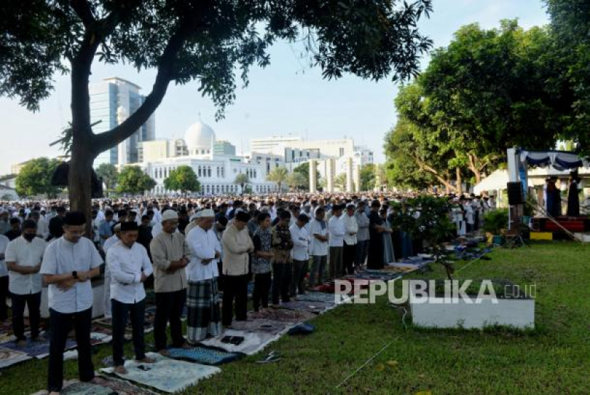 Jamaah melaksanakan sholat Idul Adha di Masjid Al-Azhar, Jakarta, Rabu (28/6/2023). Niat Sholat Idul Adha 2023 dan Tata Caranya. Foto: Republika/Thoudy Badai