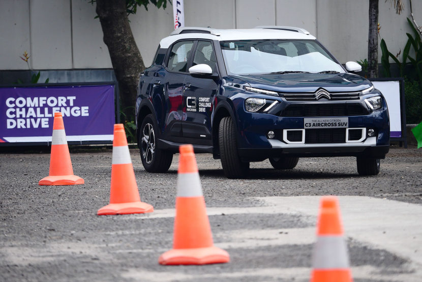 Awak media mencoba kenyamanan Citroen The All New C3 Aircross SUV dengan berbagai skenario kondisi jalan di lintasan yang disediakan di Trans Studio Mall Bandung, Selasa (30/4/2024)