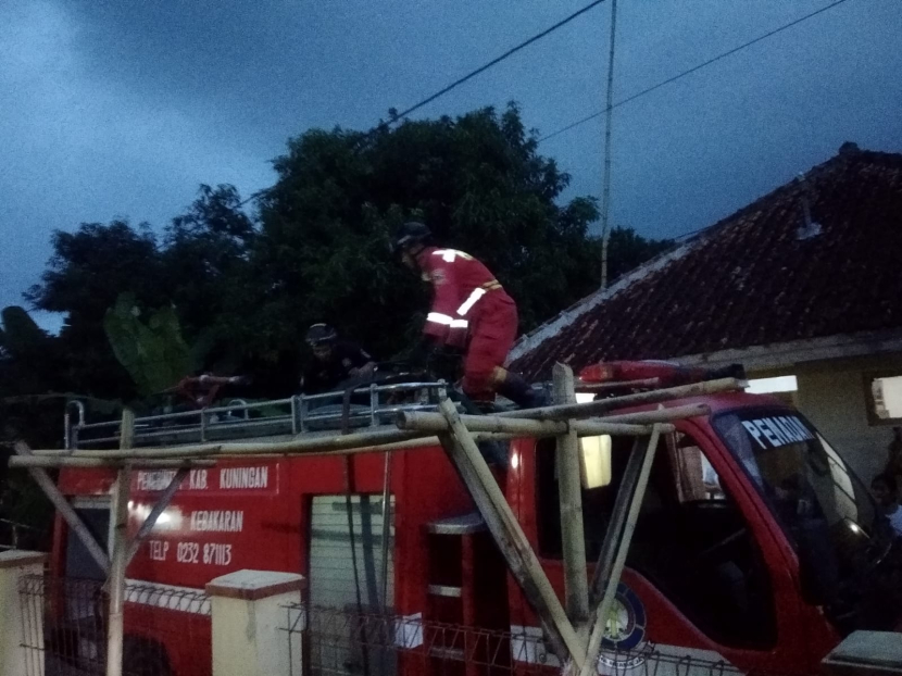 Petugas pemadam kebakaran Kabupaten Kuningan. (Istimewa)