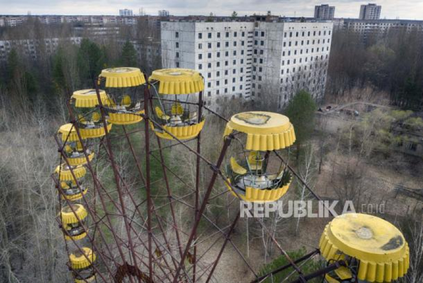  Sebuah korsel yang ditinggalkan di taman terlihat kota hantu Pripyat dekat dengan pembangkit nuklir Chernobyl, Ukraina, pada 15 April 2021. Foto: AP/Efrem Lukatsky