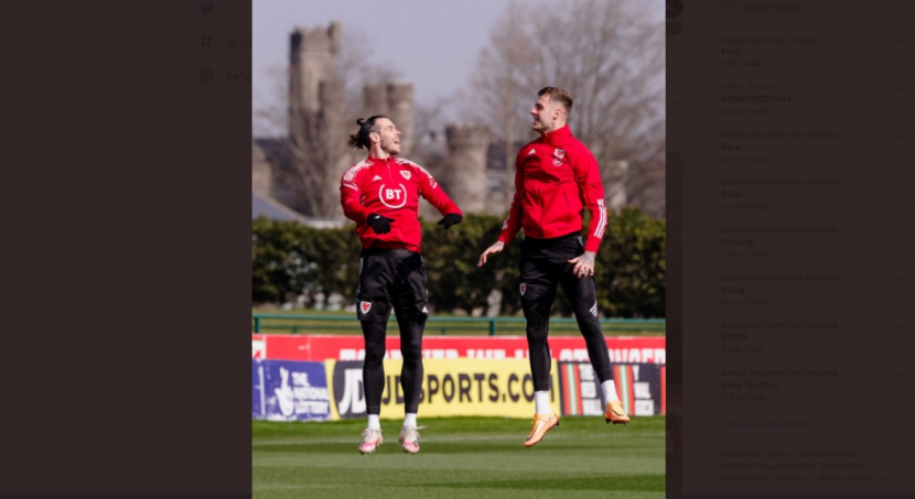 Winger Real Madrid, Gareth Bale, yang sebelumnya mengeluh sakit punggung, tampak ceria ketika latihan bersama Timnas Wales. (Twitter/@Cymru)