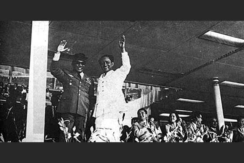 Sukarno dan DN Aidit di acara peringatan ulang tahun PKI ke-45 di Istora Senayan tahun 1964. (repro: 30 Tahun Indonesia Merdeka)