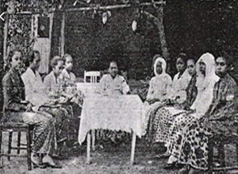 Suasana konggres perempuan pertama pada 22 Desember 1928 di Yogykarta. Terlihat aktivis Muslimah Aisyiyah yang memakai kerudung aktif terlibat.