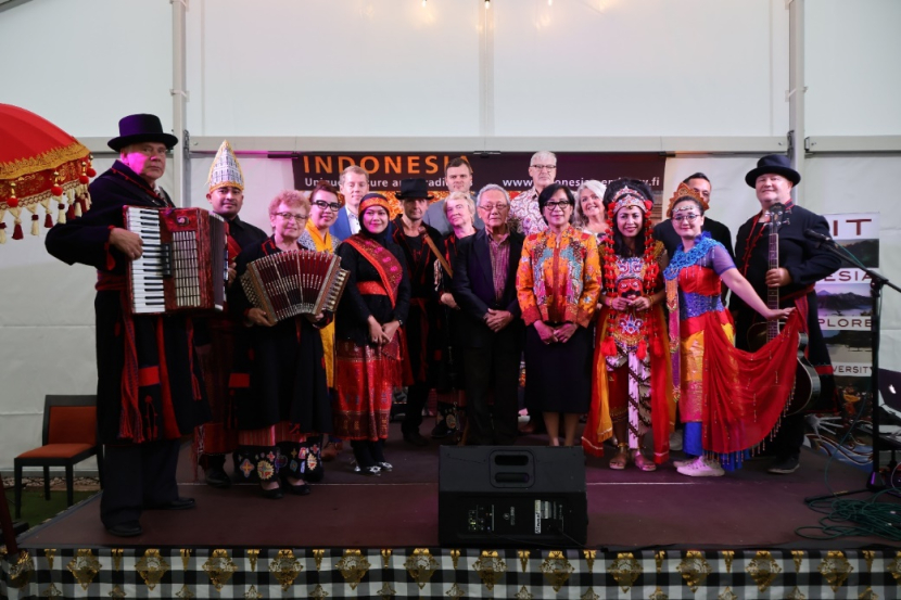 Duta Besar RI Helsinki, menteri urusan kewilayahan Estonia, wali kota Saaremaa berfoto bersama dengan pengisi acara. (dok. KBRI Helsinki)