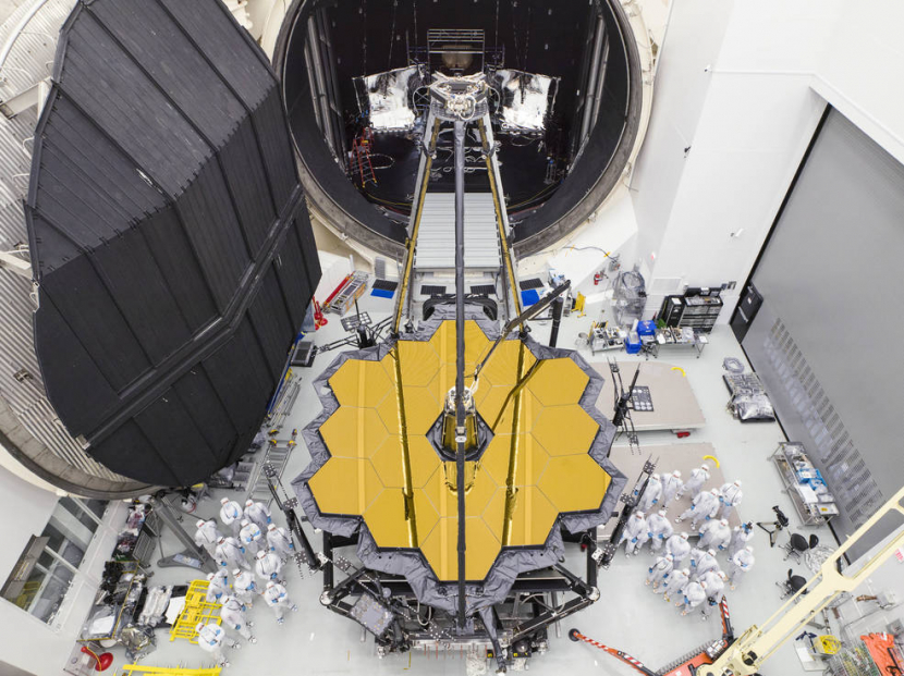 Para insinyur berpose dengan James Webb di Johnson Space Center NASA di Houston pada 1 Desember 2017. Gambar: NASA/Chris Gunn