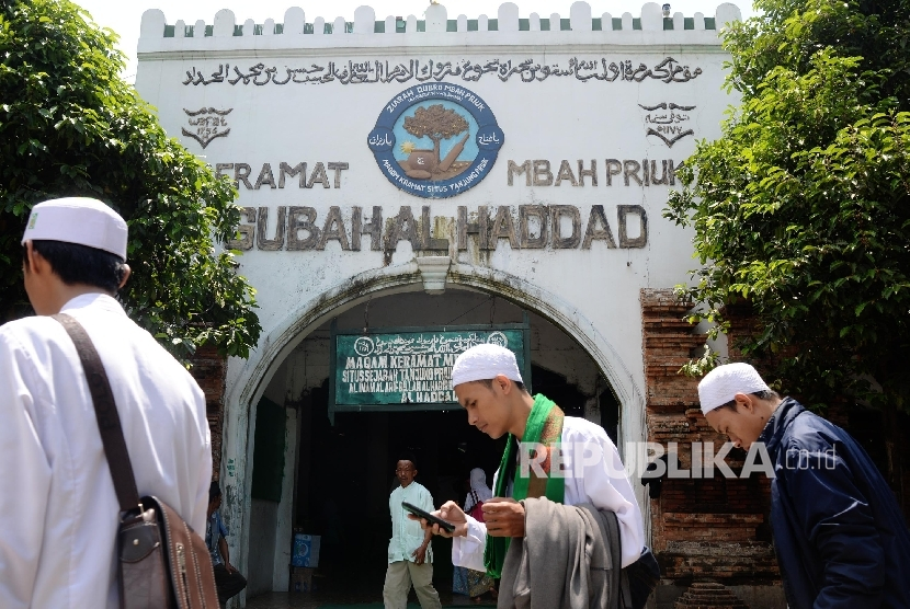 Makam Kramat Mbah Priok. Mbah Priok atau Habib Hasan Alhadad meninggal dunia saat masih bujang dalam perjalanan dari Palembang menuju Jakarta bersama kerabatnya.