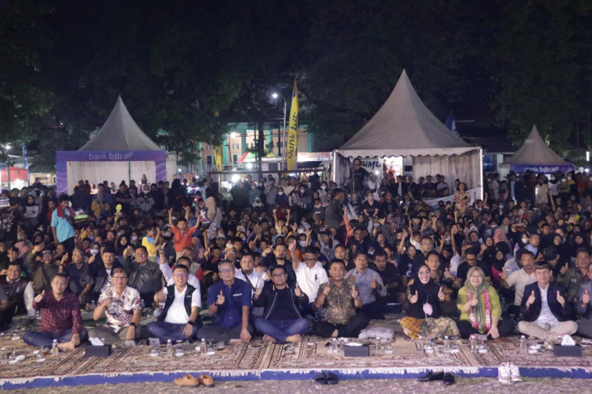 Wali Kota Cirebon, Nashrudin Azis berbaur bersama warganya menonton pagelaran wayang golek. (Dok Diskominfo Kota Cirebon)