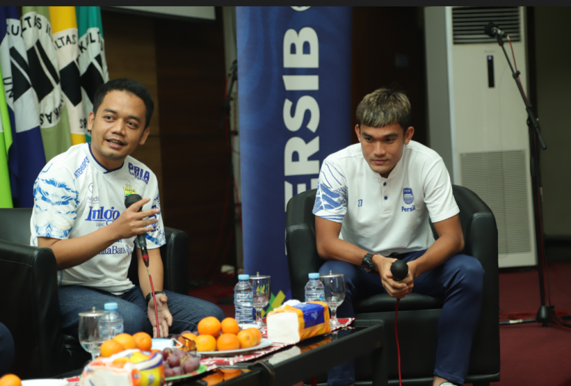 Pemain Persib Ridwan Ansor dan Zalnando saat membagikan pengalamannya ke mahasiswa Unibas