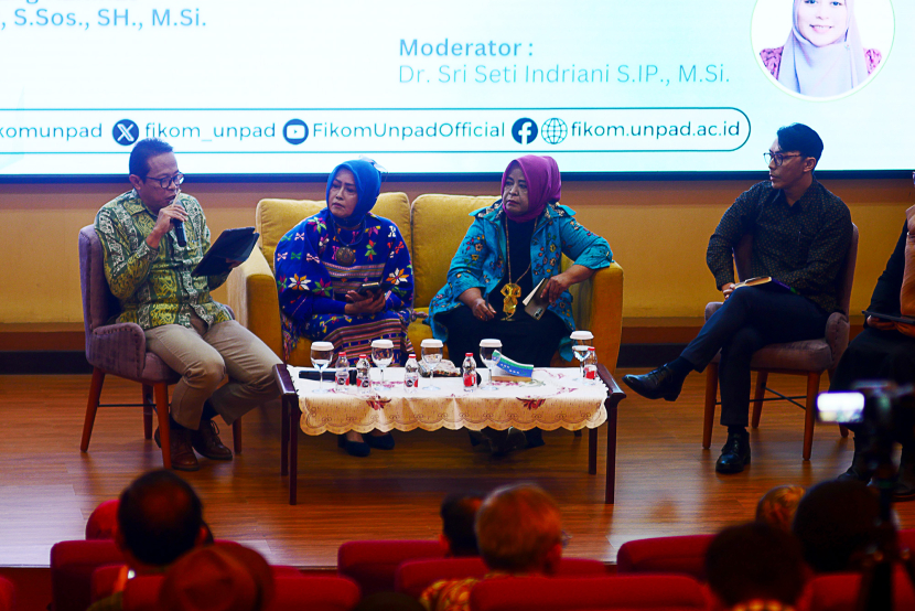 Sejumlah pembicara membedah buku karya Deddy Mulyana pada Diskusi buku Teori-teori Komunikasi Aplikasi Prakstis di Auditorium Fakultas Ilmu Komunikasi Universitas Padjadjaran,Jatinangor, Kabupaten Sumedang, Rabu (14/8/2024). Hadir sebagai pengulas (dari kiri) Guru Besar Ilmu Komunikasi Unpad Atwar Bajari, Guru Besar Ilmu Komunikasi Politik LSPR Lely Arianne dan Guru Besar Ilmu Komunikasi Unisba Neni Yulianita dan akademisi Unpad Subekti W. Priyadharma. (Foto: Yogi Ardhi/Republika Network)