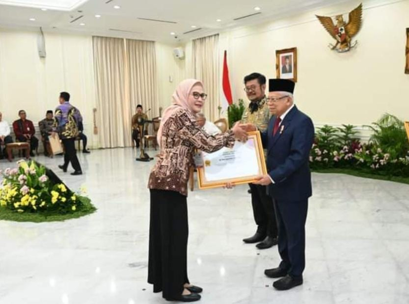Bupati Indramayu Nina Agustina menerima penghargaan dari Wakil Presiden Maruf Amin. (dok. Matapantura)