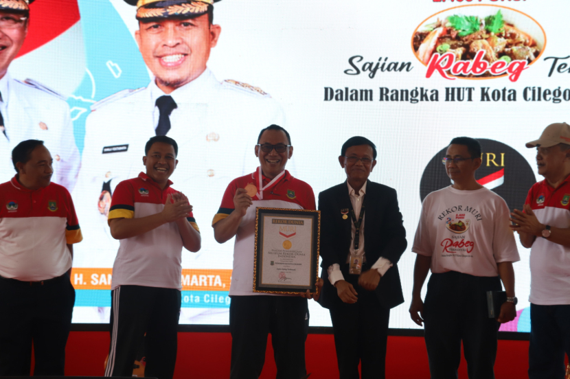  Pemkot Cilegon tercatat di Museum Rekor Dunia Indonesia (Muri) karena telah menyajikan menu rabeg sebanyak 2.400 porsi di halaman kantor Wali Kota Cilegon, Jalan Soedirman, Senin (8/5/2023). Foto: Pemkot Cilegon