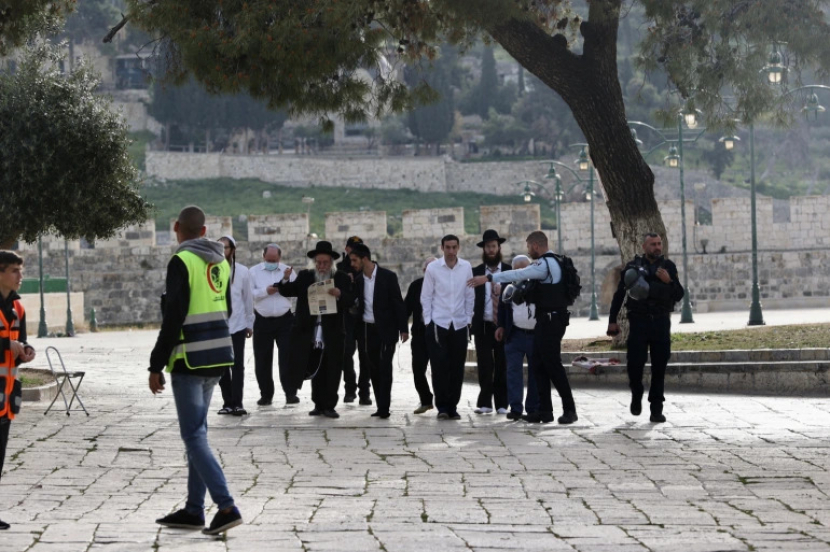 Orang-orang Yahudi yang dikawal oleh pasukan Israel memasuki Kompleks Masjid Al-Aqsa [Mostafa Alkharouf/Anadolu]