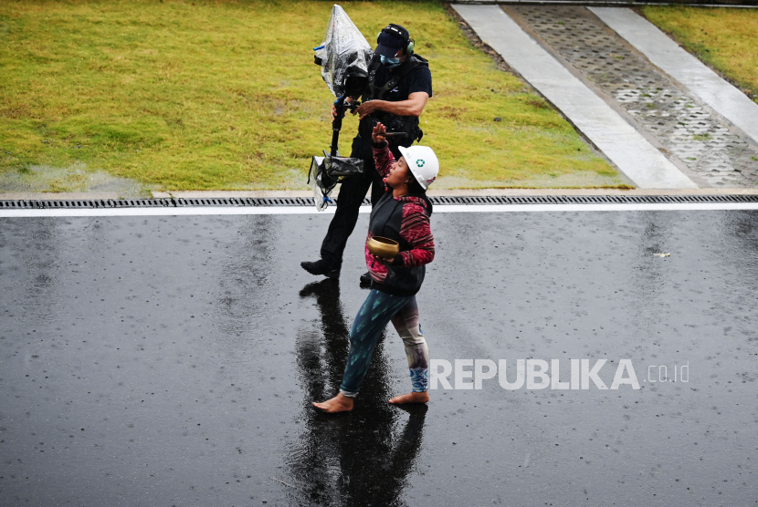 Pawang Rara Istiati Wulandari mengeklaim berhasil mengendalikan hujan di Sirkuit Mandalika, Ahad (20/3/2022) 