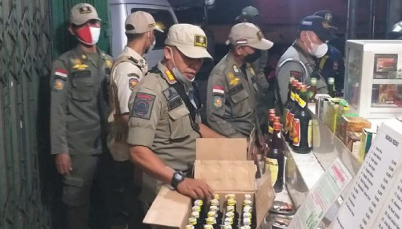 Dinas Satpol Kota Cilegon melakukan kegiatan pengawasan peredaran minuman keras (miras) yang ada di wilayah Kota Cilegon. Foto: satpolpp.cilegon.go.id